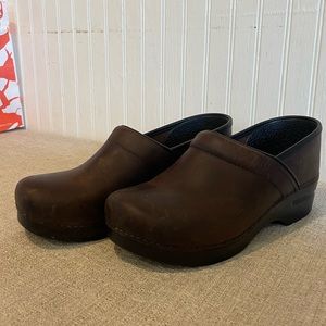 Dansko professional Brown oiled leather clogs. 40 Wide (women’s 10 wide).